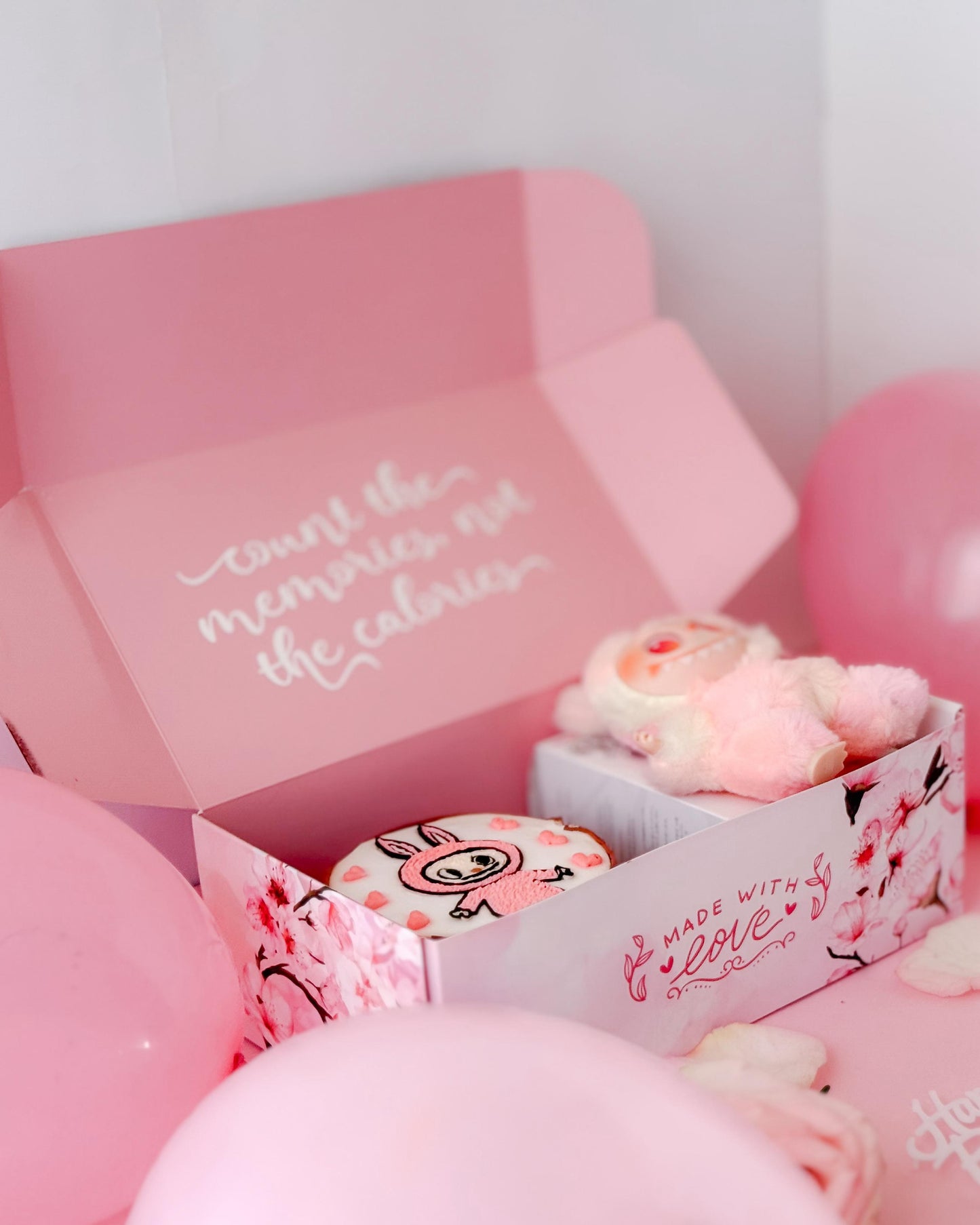 Labubu Birthday Gift Box โ Cake & Collectible Toy ๐