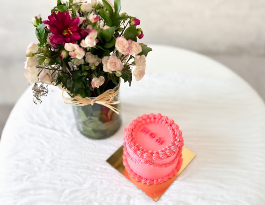 Elegant Mother's Day Gift Set – Fresh Flower Bouquet & Delicate Pink Cake