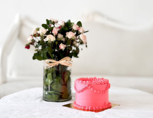 Elegant Mother's Day Gift Set – Fresh Flower Bouquet & Delicate Pink Cake
